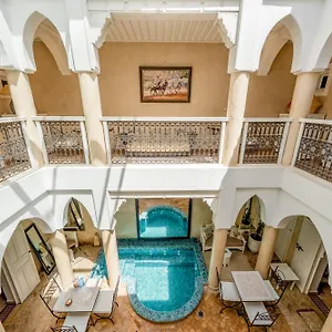 Awinati Location Privatisee ,piscine Chauffee , Beau Rooftop Riad